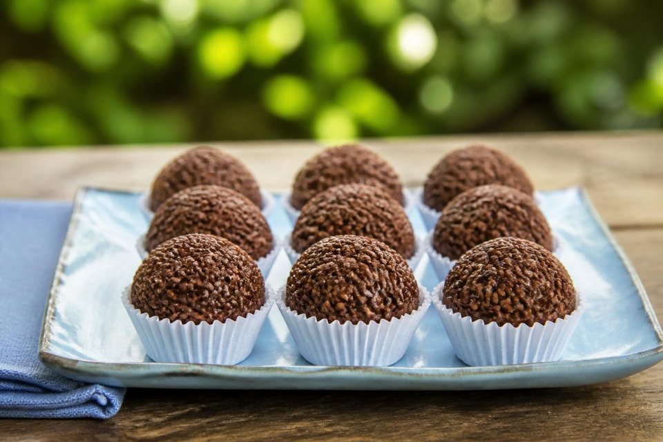 Bandeja de brigadeiros de granulado em forminhas brancas